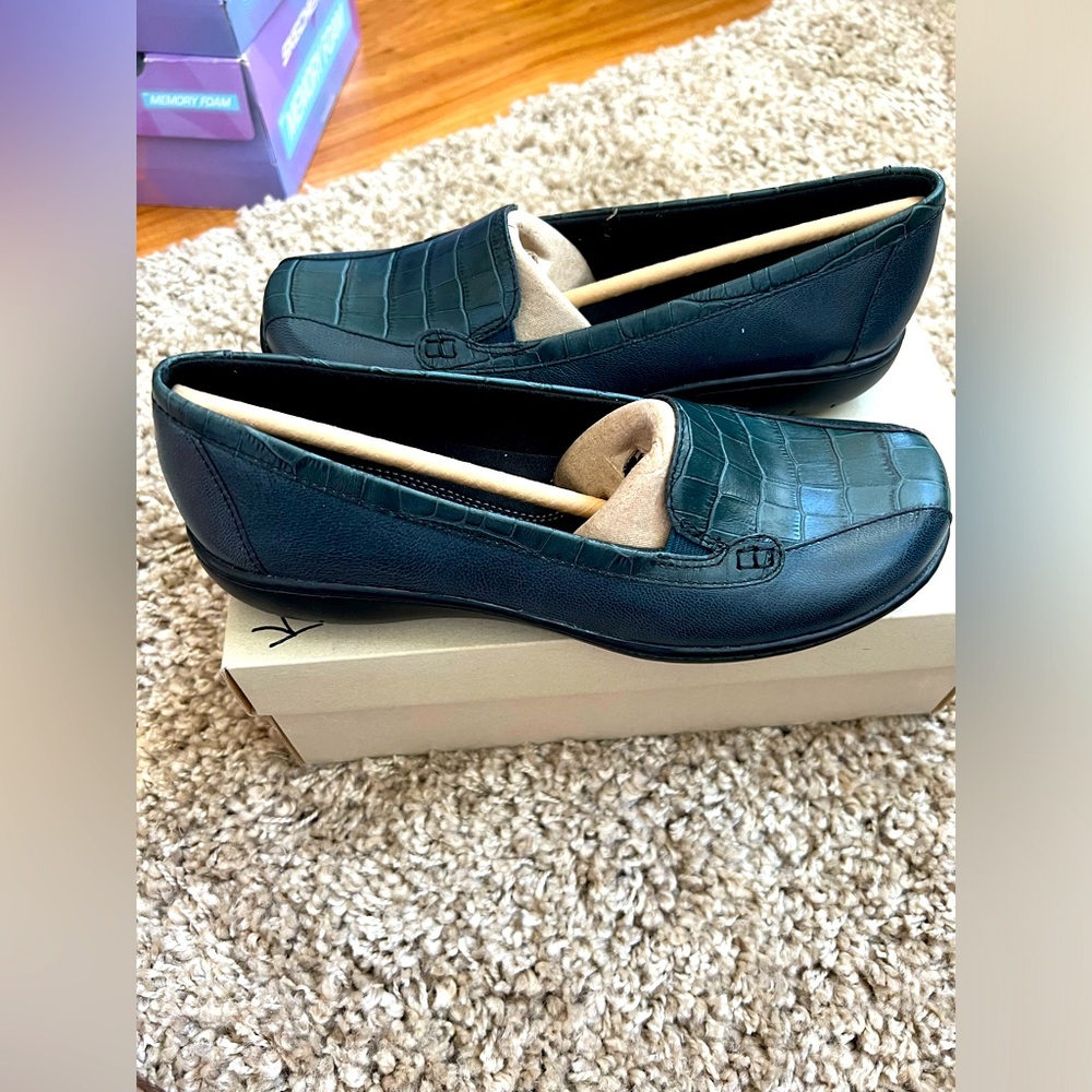 New Clarks Bayou Q Women’s Slip-On Loafers Size 7.5M Navy Croc Embossed Leather